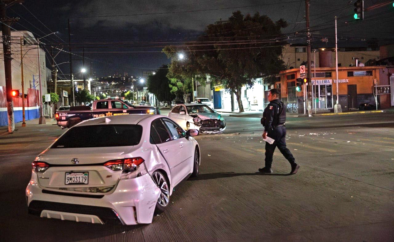 Atienden cuerpos de emergencia choque vehicular en la Zona Centro