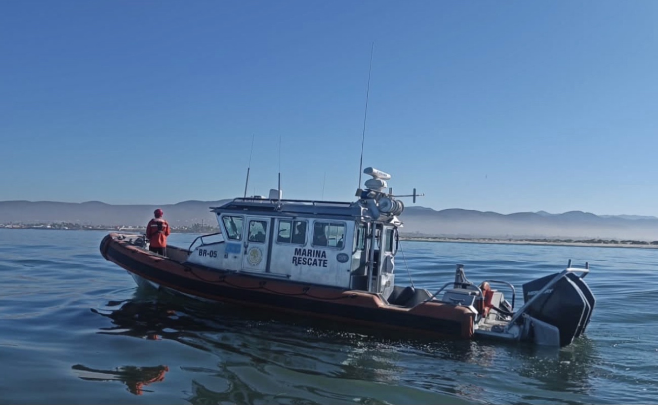 La Guardia Costera de San Diego rescató a 16 personas, dos mexicanas, tras el hundimiento de una embarcación con 27 migrantes al oeste de Ensenada.