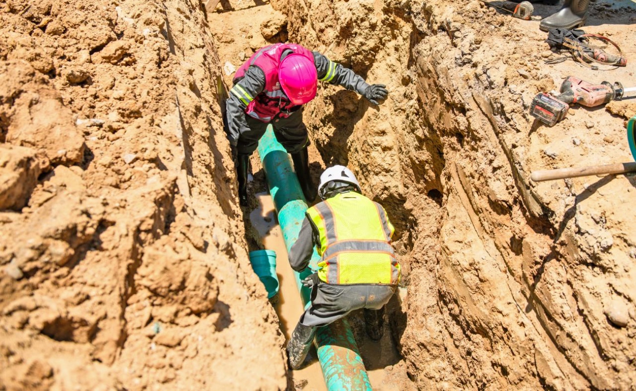 Integrantes del programa Cascos Rosas participaron en la rehabilitación de la red de alcantarillado en Tijuana, acompañadas por la titular de la CESPT, Mónica Vega Aguirre.