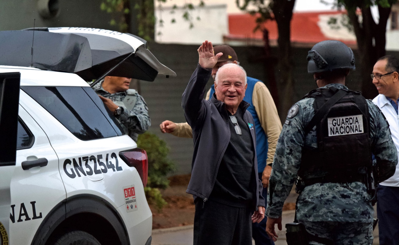 Luego de 72 días preso y 40 horas de traslado por carretera, Ernesto Ruffo llega a su casa en Ensenada