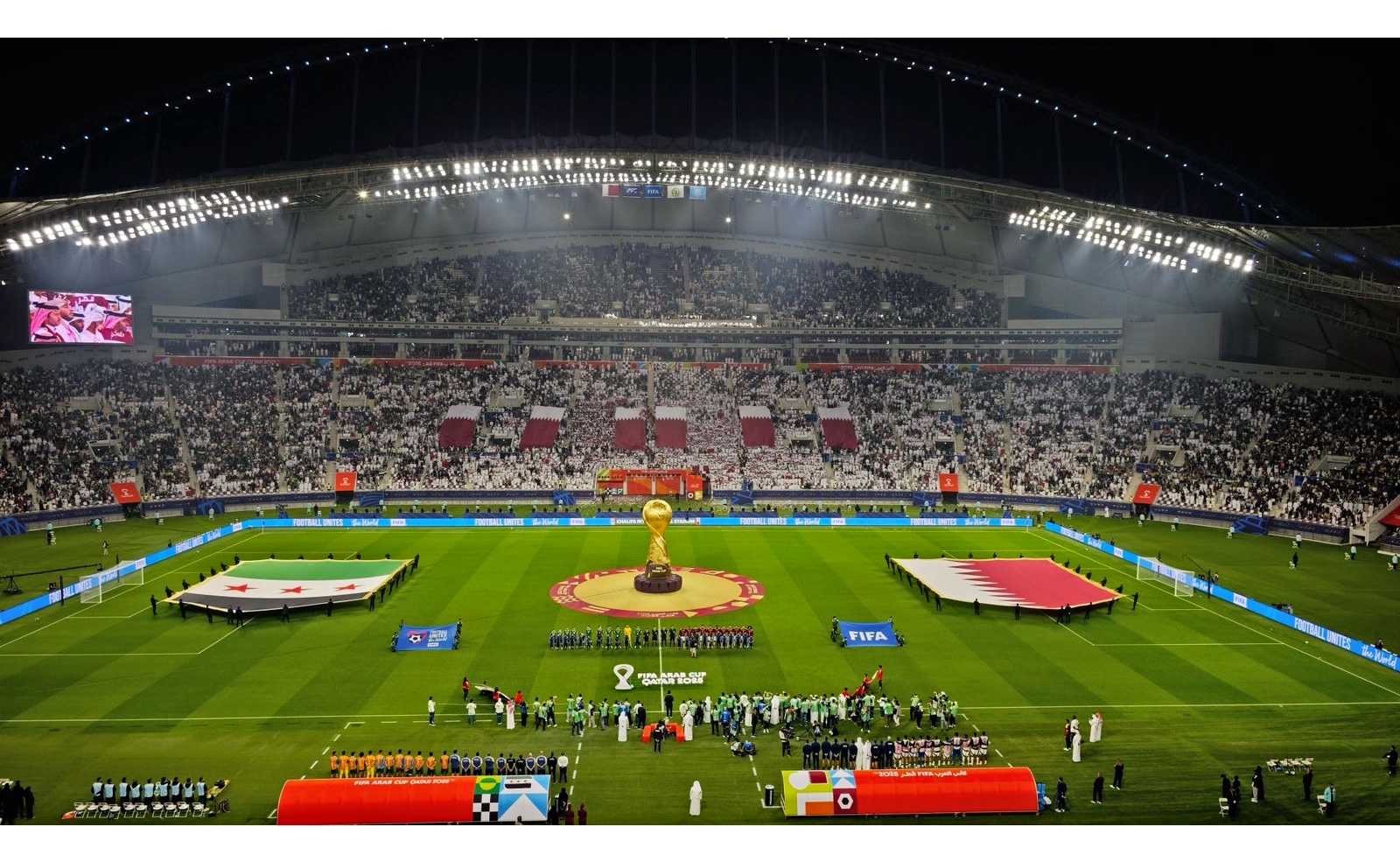 Sorprendente presencia hispana en la Copa Árabe en Catar, con entrenadores, árbitros y voluntarios hispanohablantes.