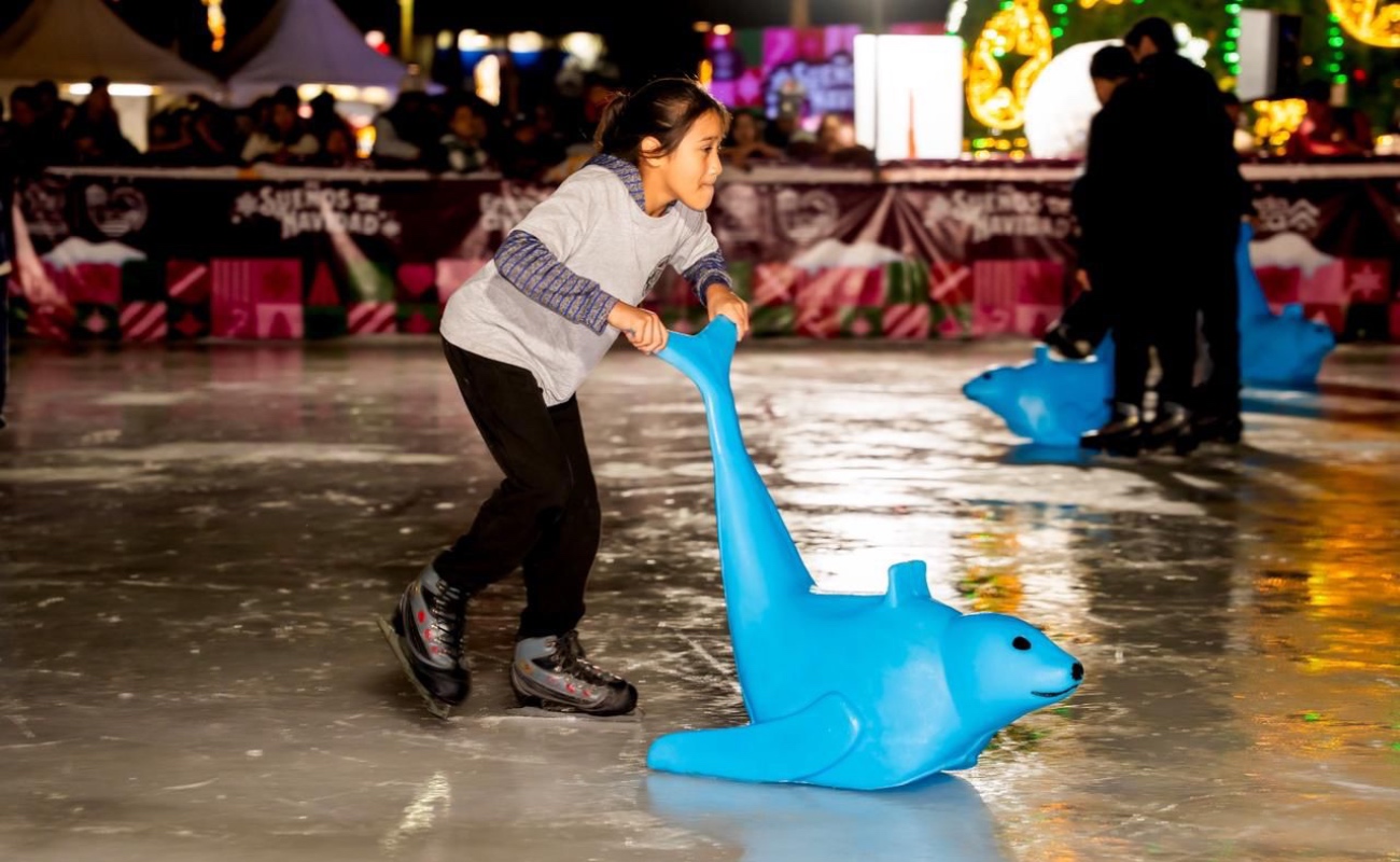 La pista de hielo en la que los ensenadenses disfrutarán “Sueños de Navidad”.