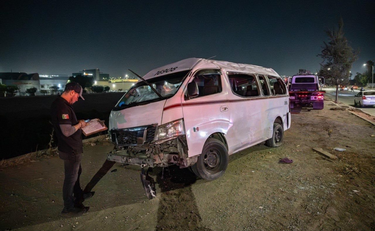 Taxi de ruta vuelca en Vía Rápida y deja ocho personas lesionadas