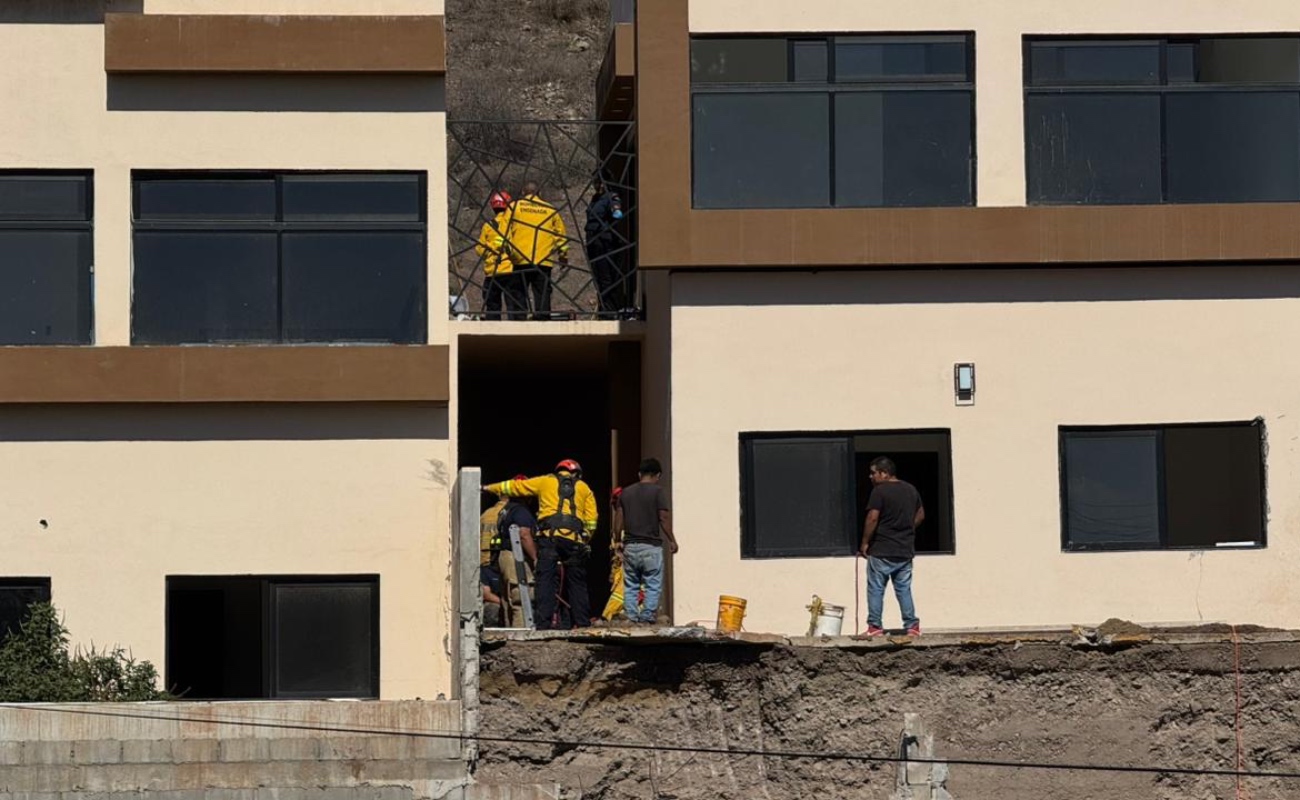 Rescatan con vida a dos trabajadores sepultados; hay otro atrapado