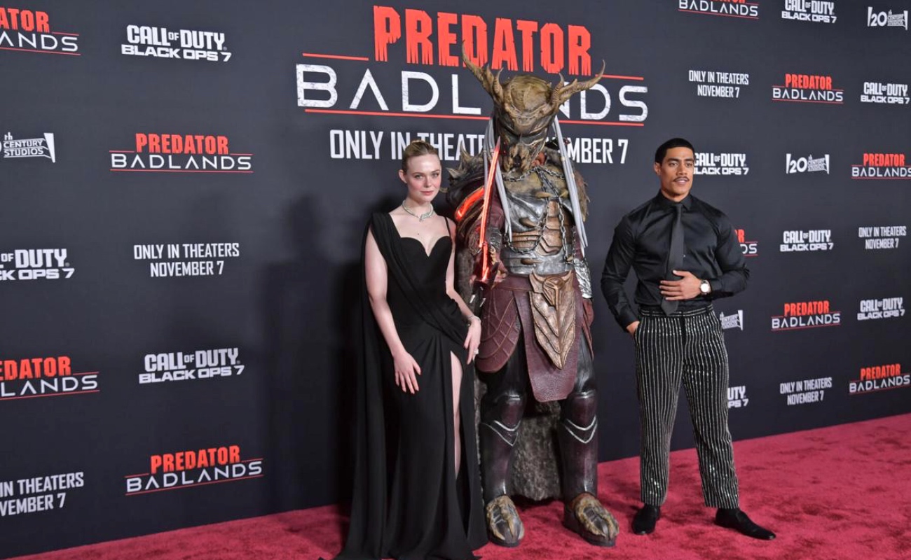 Dan Trachtenberg y Elle Fanning durante la premiere de Predator: Badlands en Los Ángeles, donde confirmaron la conexión con el universo Alien.
