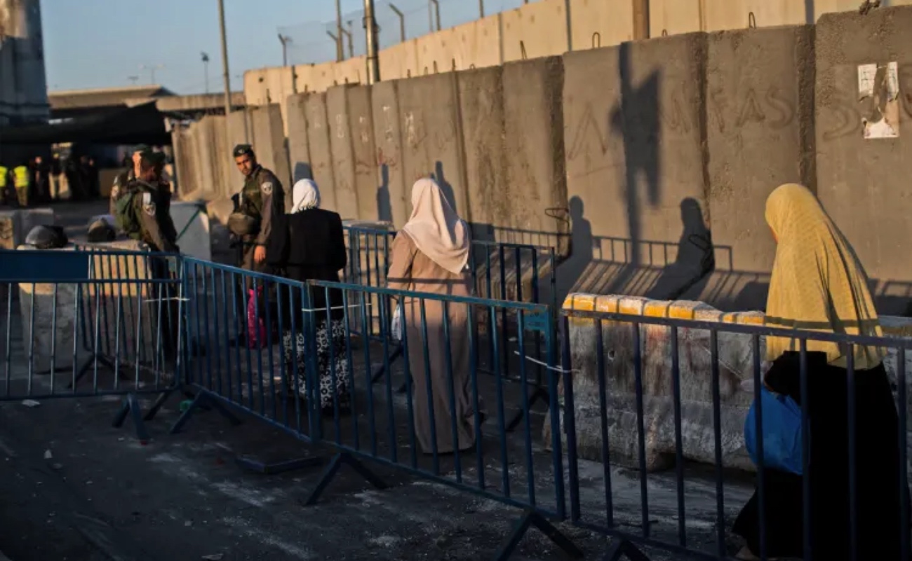 Estudiantes fuera de una escuela cristiana en Jerusalén con las puertas cerradas tras la suspensión de clases en protesta por la negativa de permisos a sus docentes palestinos.
