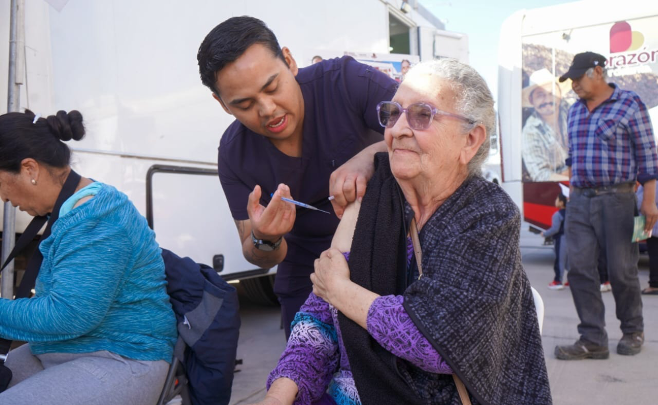 Resalta Secretaría de Salud BC vacunar contra enfermedades de temporada a adultos mayores