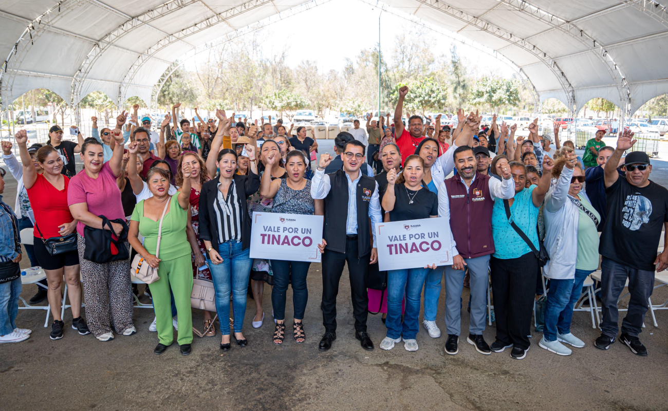 Entrega alcalde Abdiel Gutiérrez tinacos a familias de la delegación La Presa Abelardo L. Rodríguez