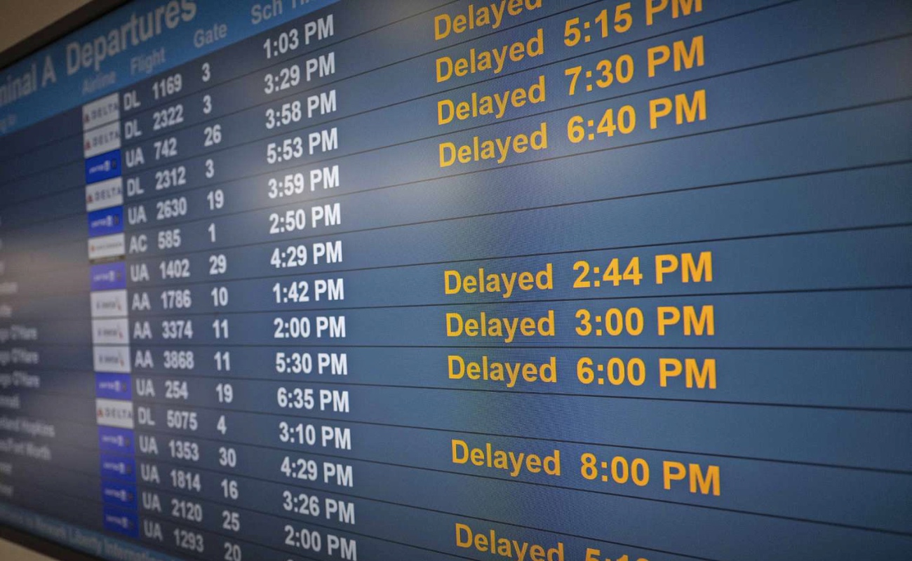 El cierre del gobierno de EE.UU. obliga a recortar el tráfico aéreo en los principales aeropuertos del país, afectando miles de vuelos y trabajadores sin paga.