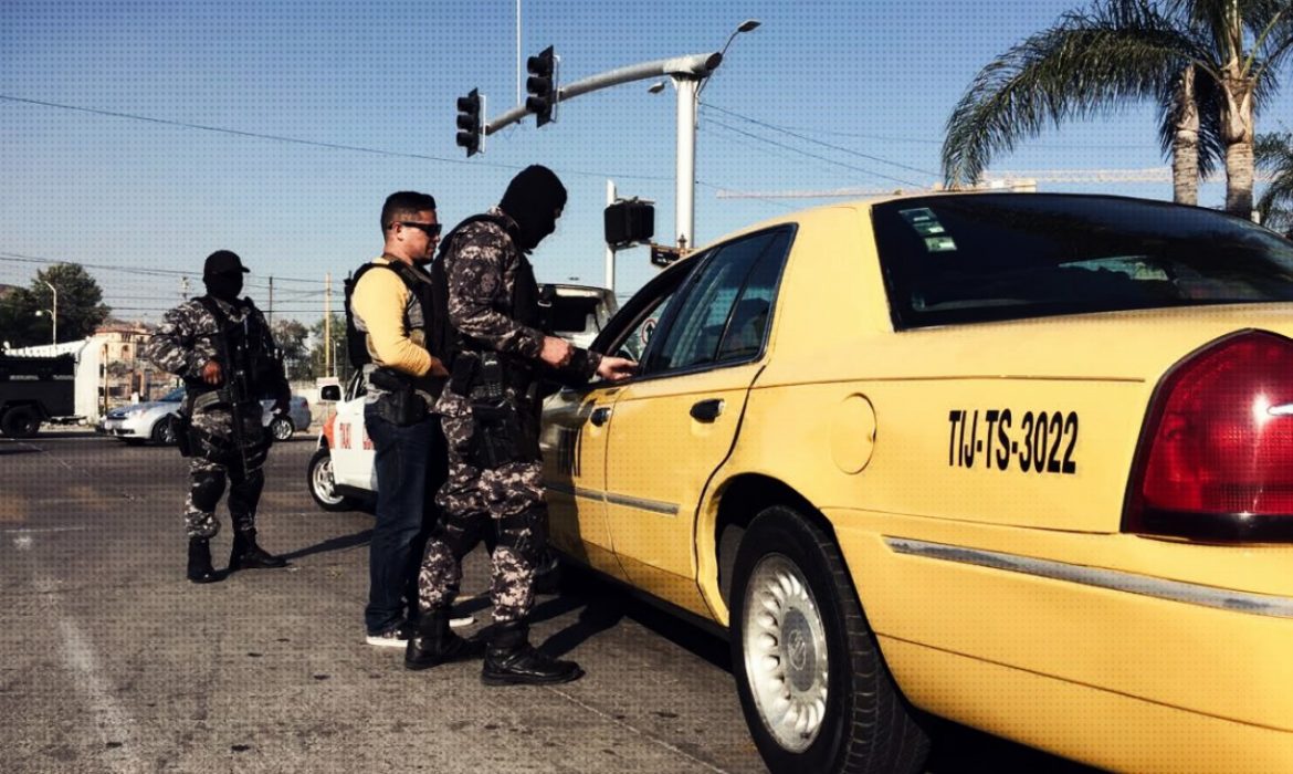 Con niños y mujeres taxis amarillos impiden desalojo