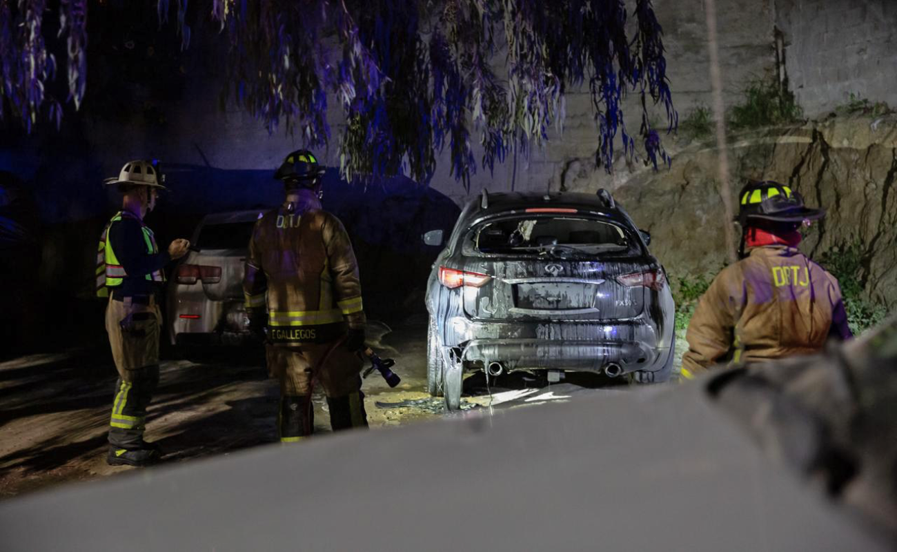 Incendian dos autos en la colonia La Cima