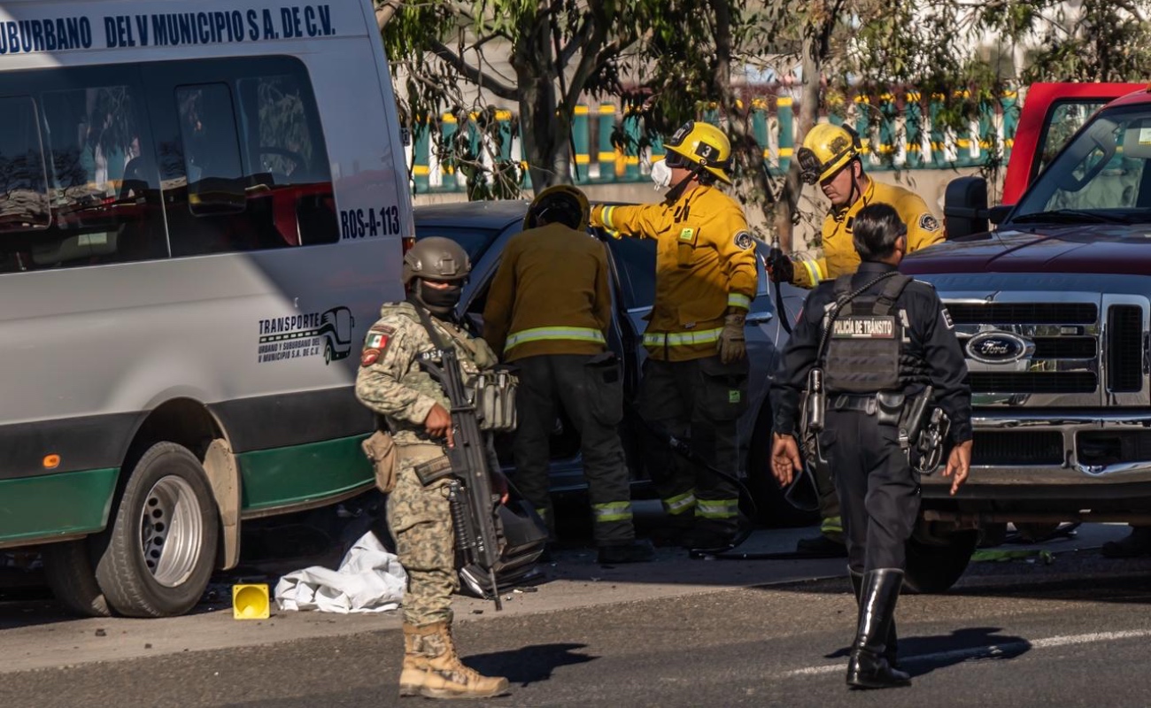 La conductora de un Honda Accord gris perdió el control de su vehículo metros antes del impacto, tras chocar contra la banqueta de la vialidad.