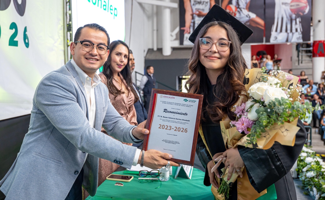 Felicita Abdiel Gutiérrez Coronado a jóvenes egresados del Conalep plantel Tijuana II