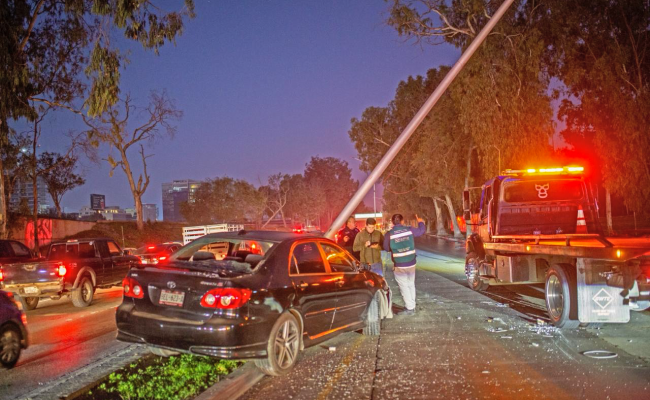 Pierde el control y derriba poste en la Vía Rápida Oriente