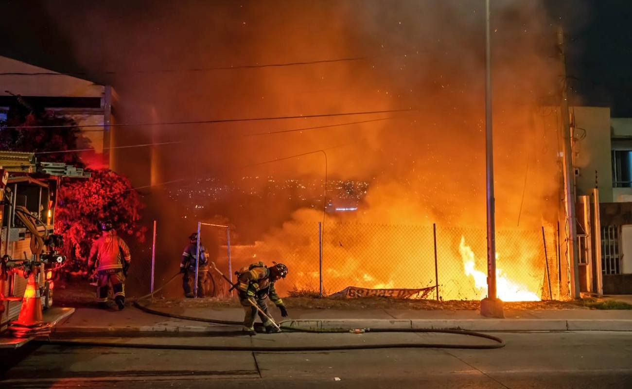 Sofocan bomberos incendio de lote baldío en “La Liber”