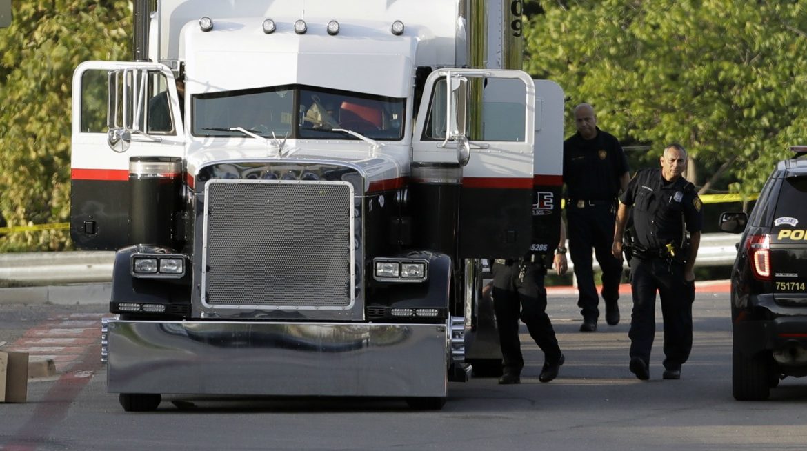 Mueren 9 inmigrantes por calor y falta de aire al viajar en remolque de camión