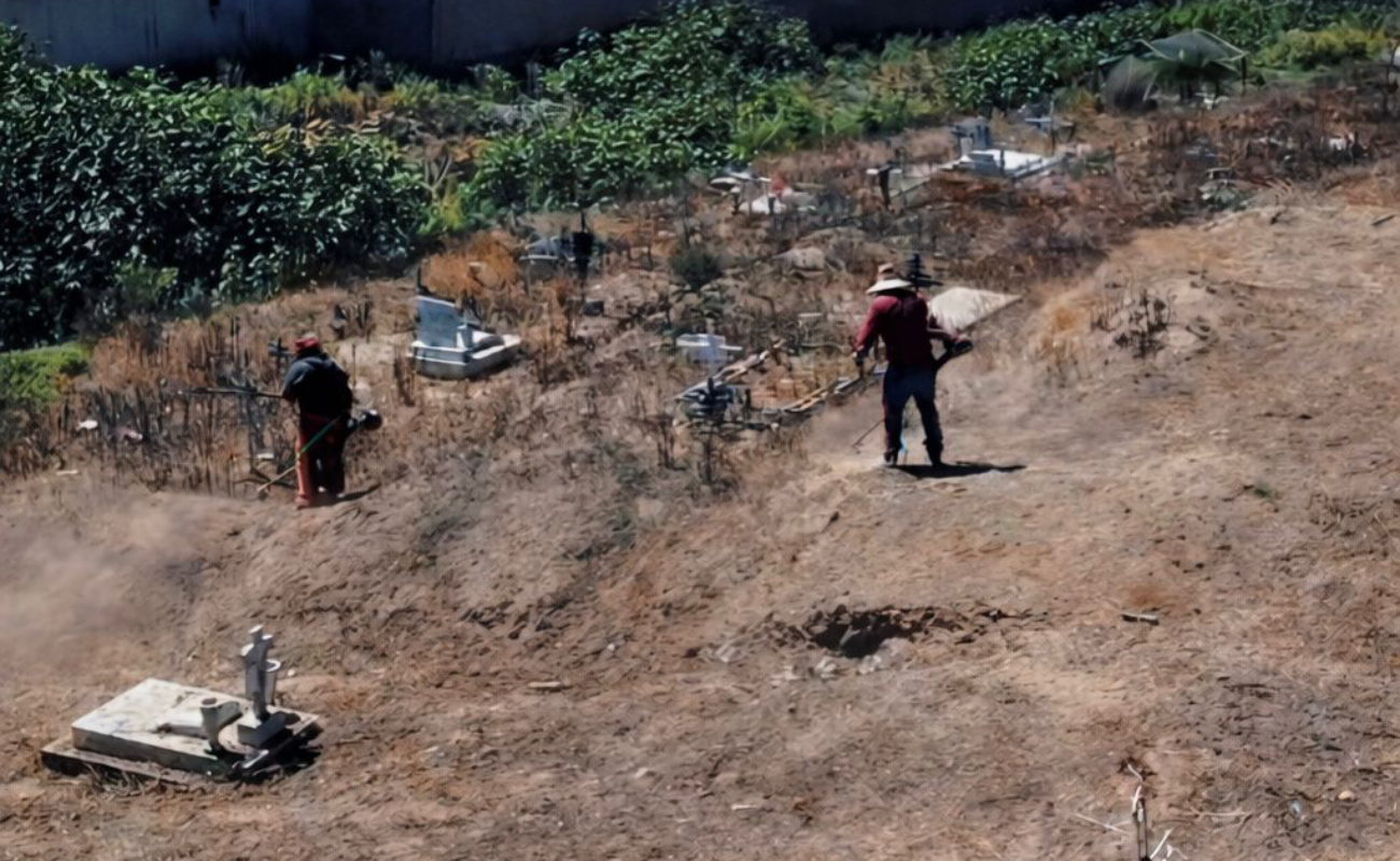 Operativo de remozamiento en el camposanto del fraccionamiento Mar.
