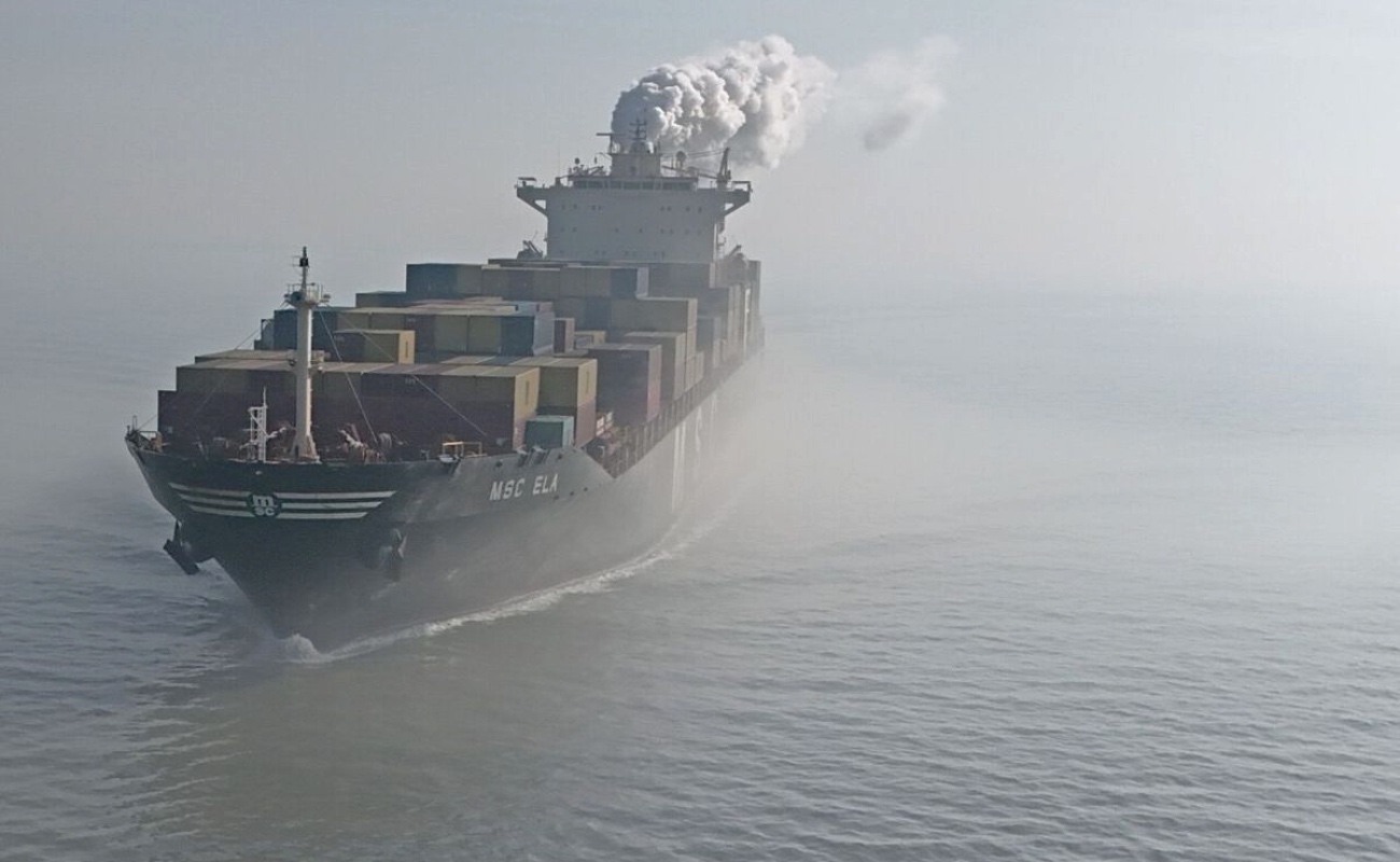 Buques petroleros cruzan el Estrecho de Ormuz, una de las rutas más importantes para el comercio mundial de crudo.