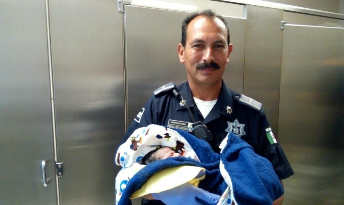 Atiende policía parto en baños de gasolinera