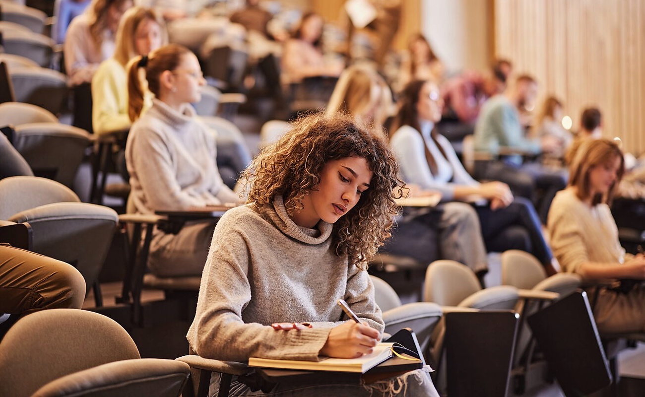 Estados Unidos propone cobrar 70 mil dólares por el permiso de trabajo de estudiantes internacionales