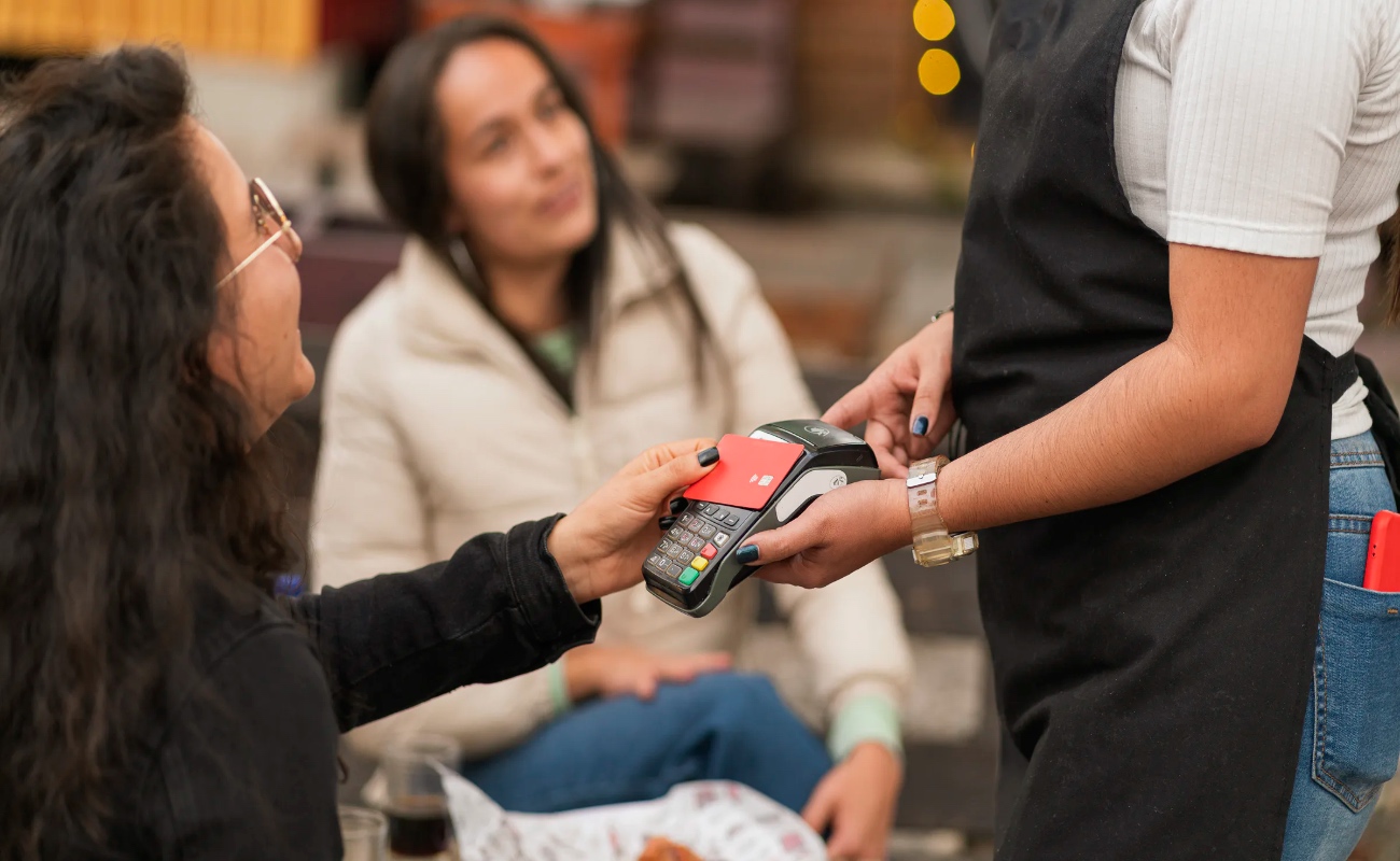 Mostrar el contacto humano, podría ser el elemento clave que la banca necesita para ganar de nuevo la credibilidad de sus clientes.