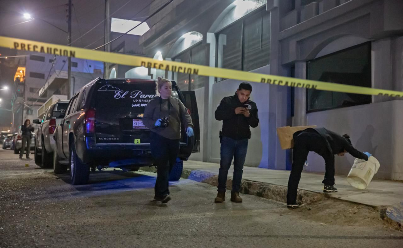 Incendian dos camionetas en funeraria El Paraíso