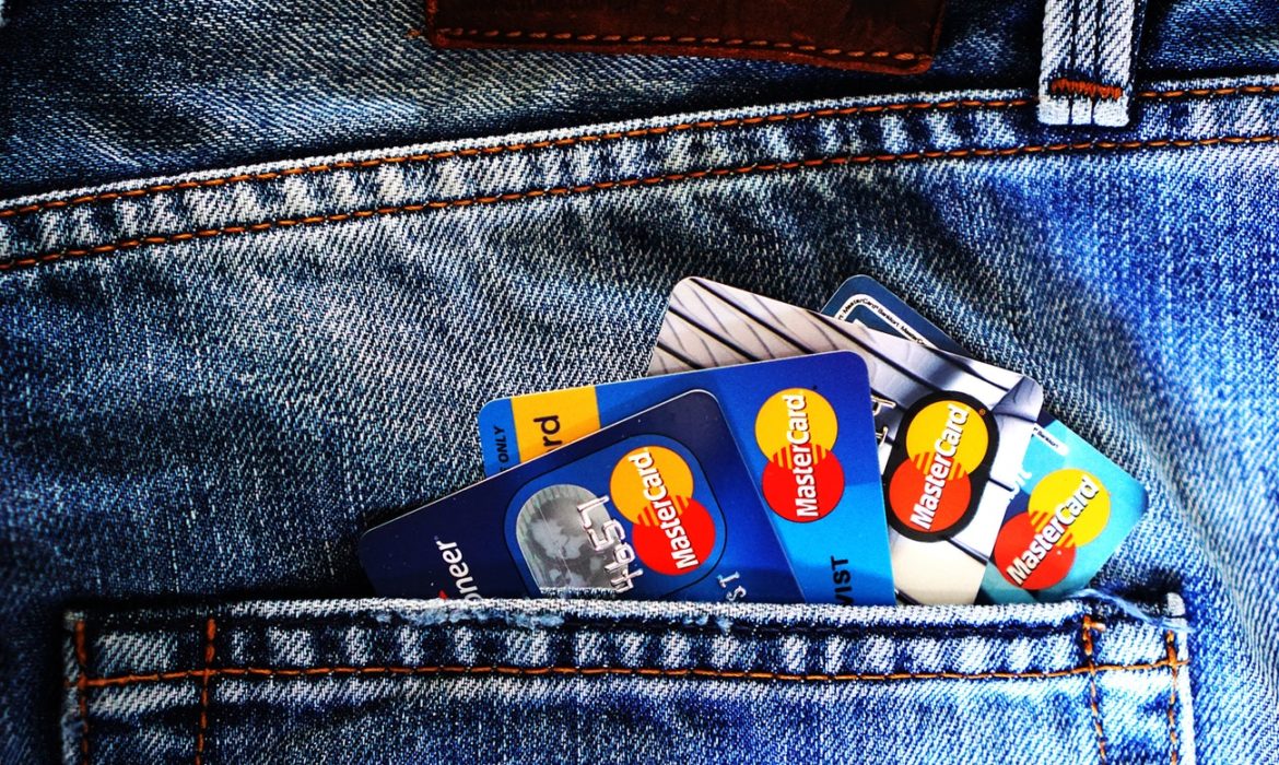 Aumentan deudas con tarjetas de crédito