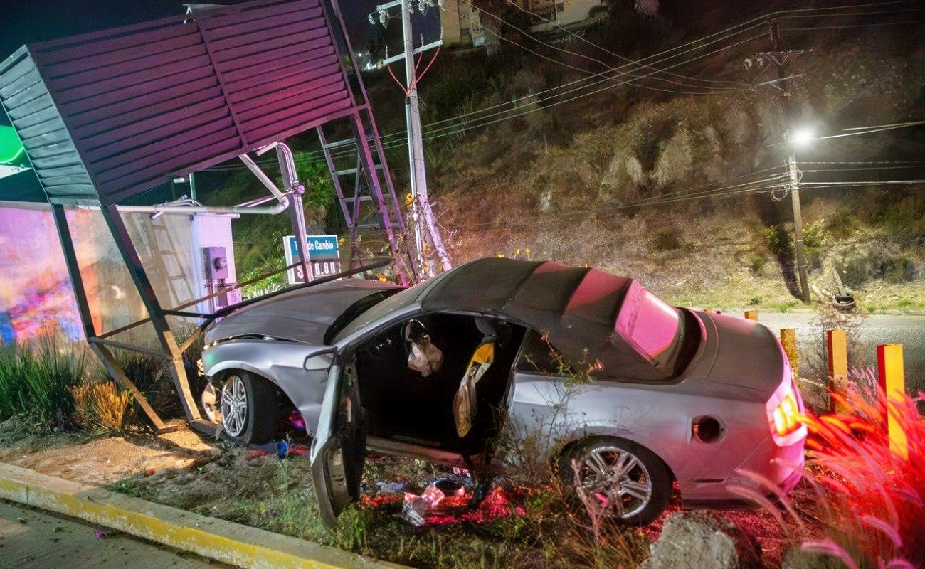 Tras el accidente, el conductor abandonó el automóvil y se retiró del lugar antes de la llegada de las autoridades.