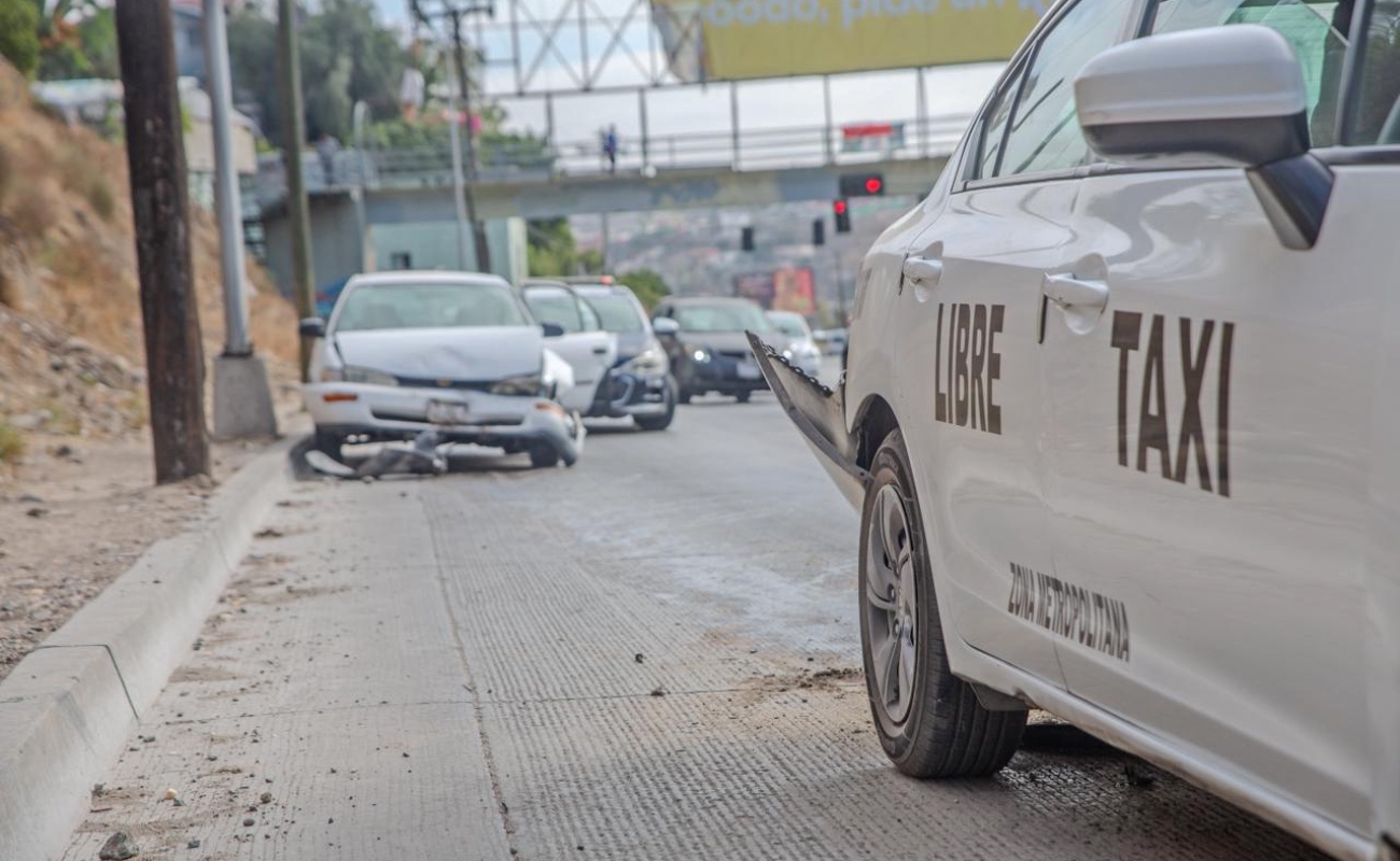Choca octogenaria contra un taxi libre en el bulevar Cuauhtémoc Sur