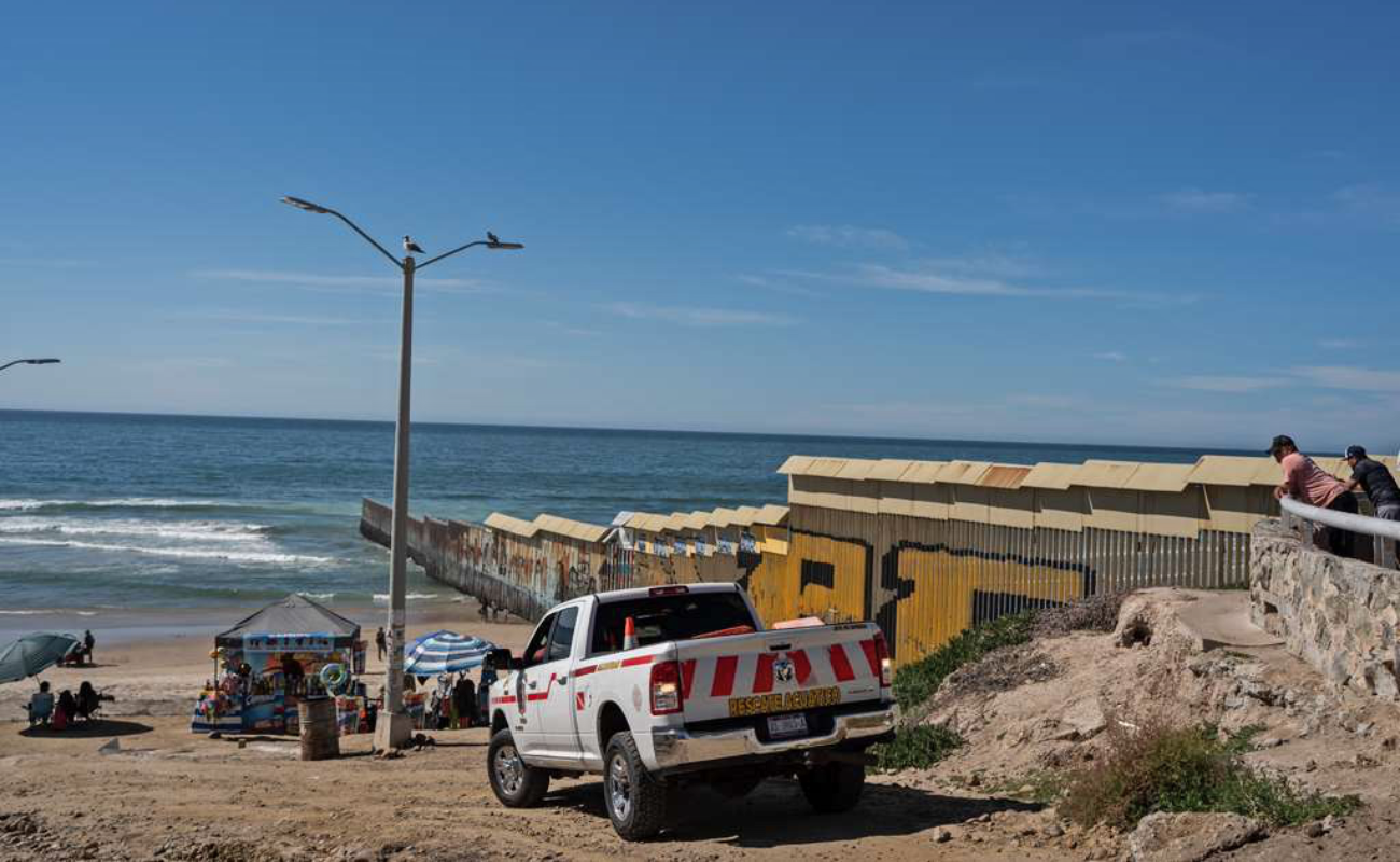 Rescatan a familia migrante tras intento de cruce por el muro fronterizo en Playas de Tijuana