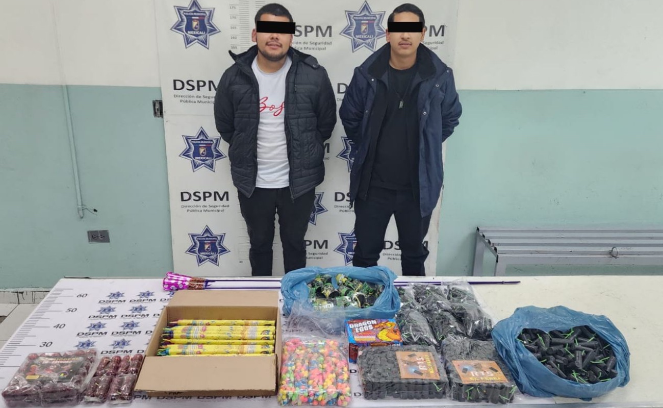 Asegura Policía Municipal a dos hombres con pirotecnia