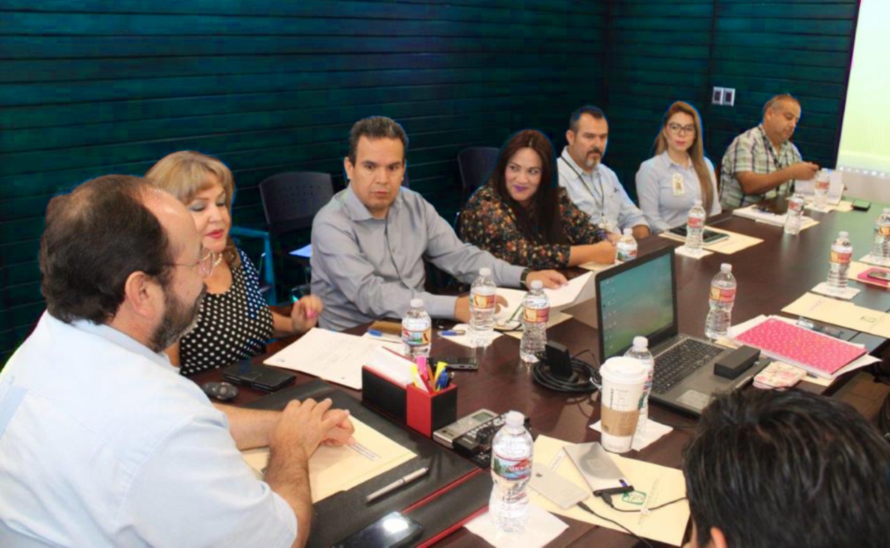 Salvador Morales Riubí, delegado regional del IMSS Baja California, encabeza las reuniones semanales de operaciones de la dependencia.