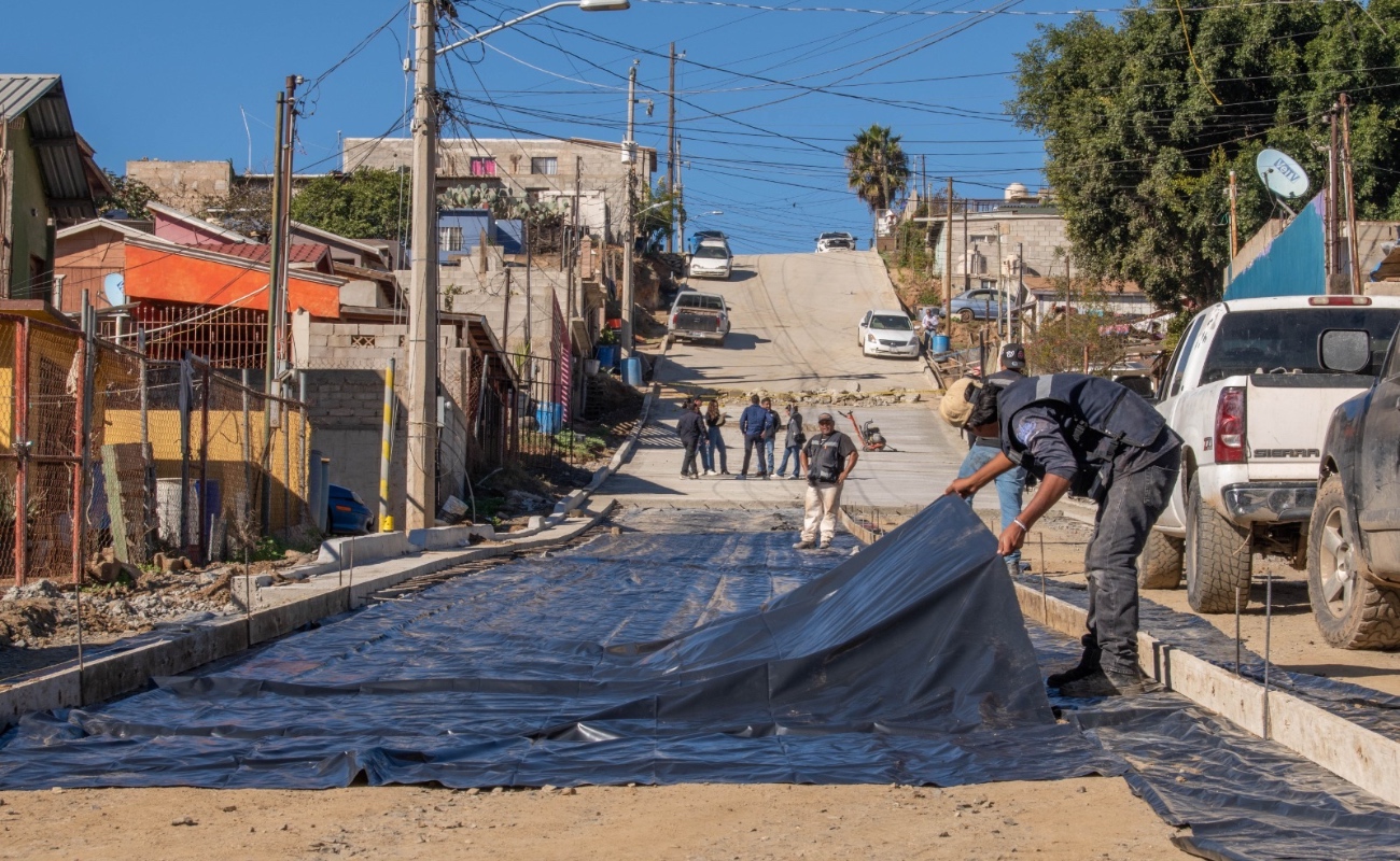 Gobierno de Ensenada transforma la calle Punta Candeleros en la Colonia 89