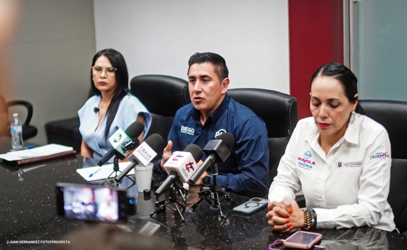Los diputados Diego Echeverría, Alejandrina Corral y Mayola Gaona en rueda de prensa.