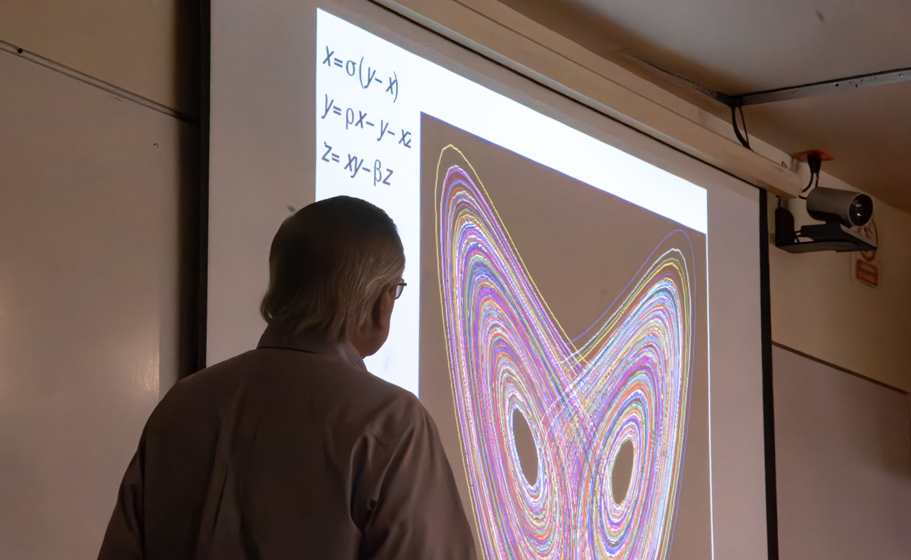 El programa formativo de tres días impulsó el interés por la investigación en sistemas dinámicos y complejidad entre estudiantes de licenciatura de cinco países.