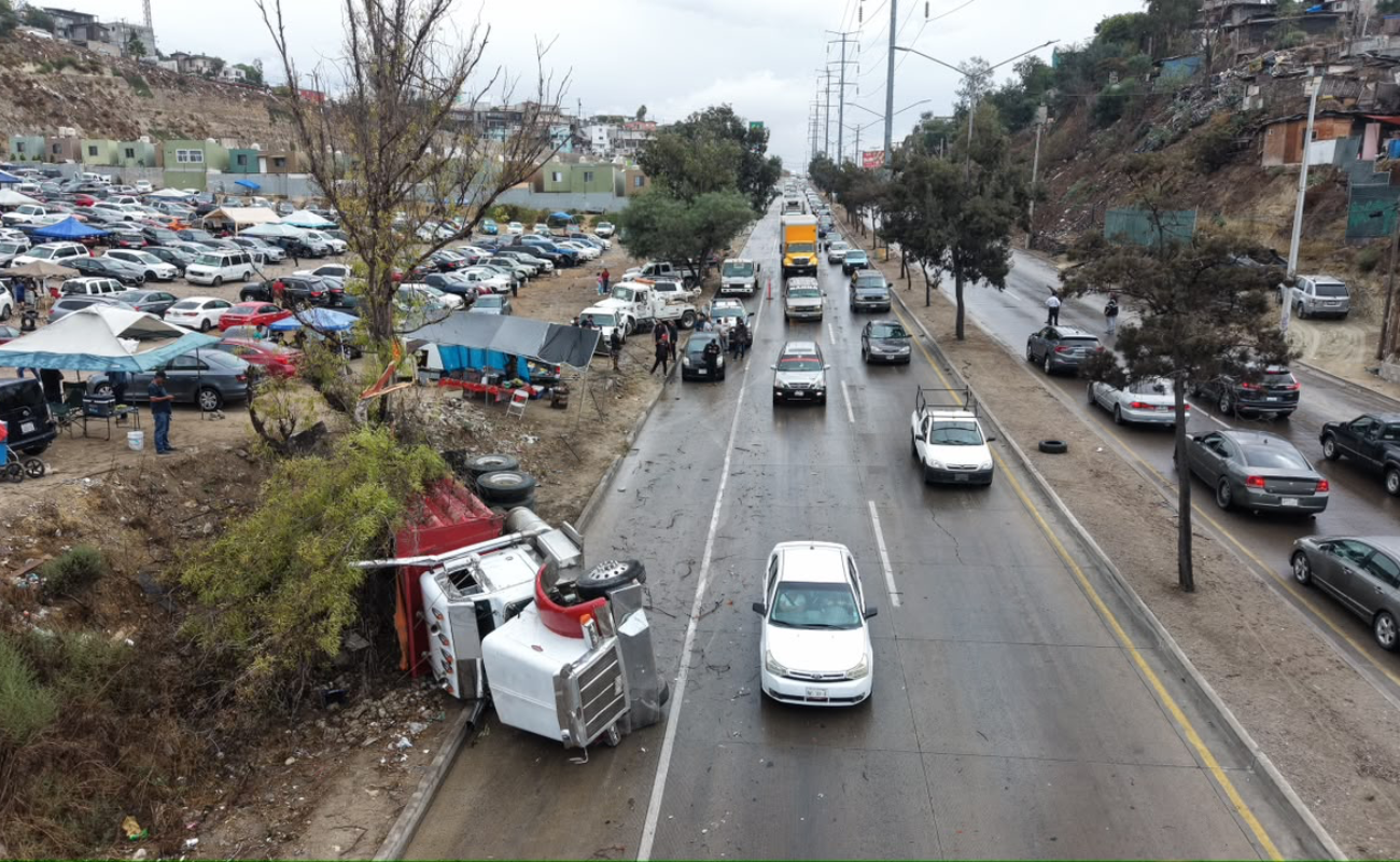 Camión de volteo vuelca e impacta dos vehículos en el bulevar Rosas Magallón