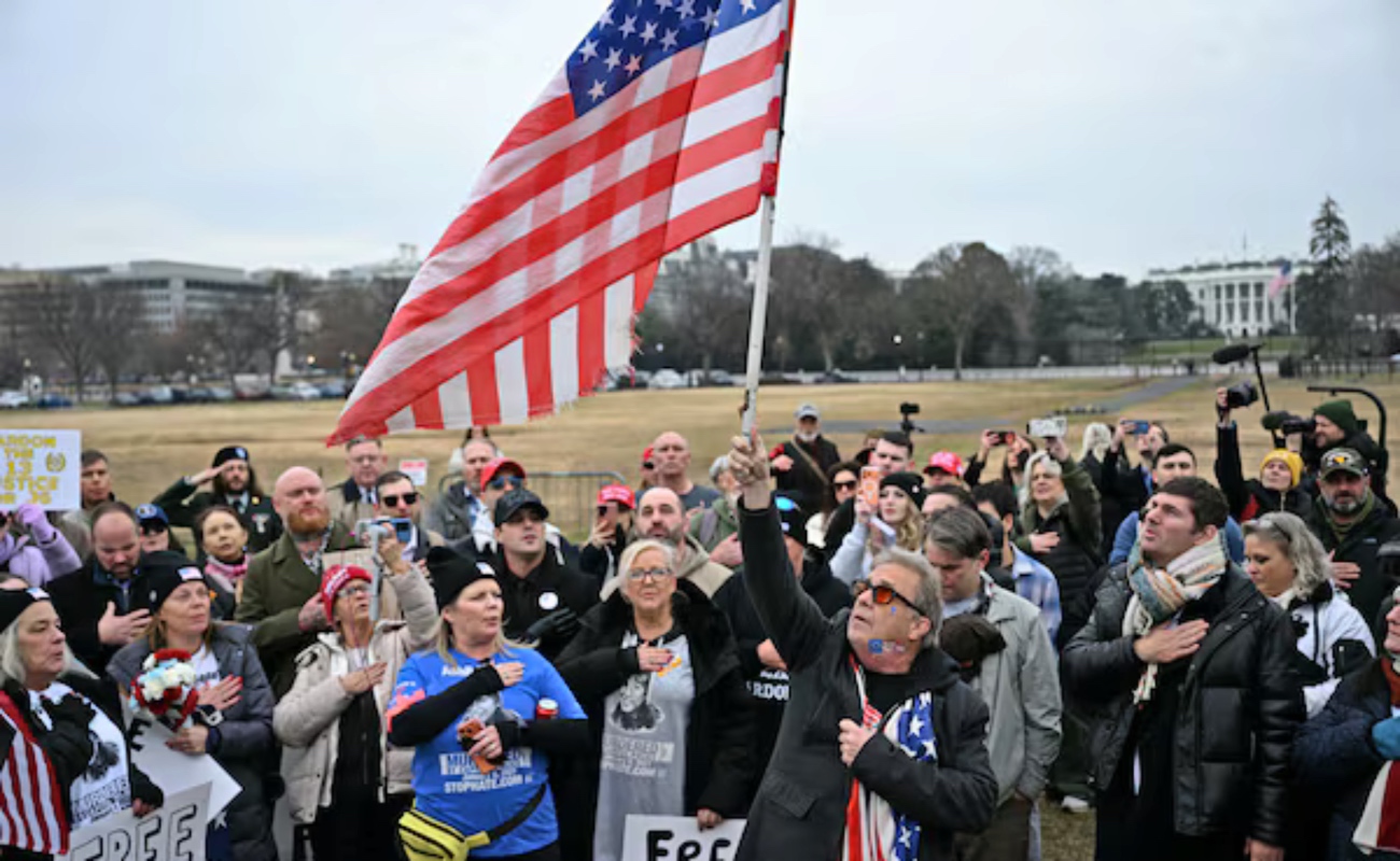 Manifestantes recorren las calles de Washington D.C. en el quinto aniversario del asalto al Capitolio, en medio de disputas sobre cómo debe recordarse el ataque a la democracia estadounidense.