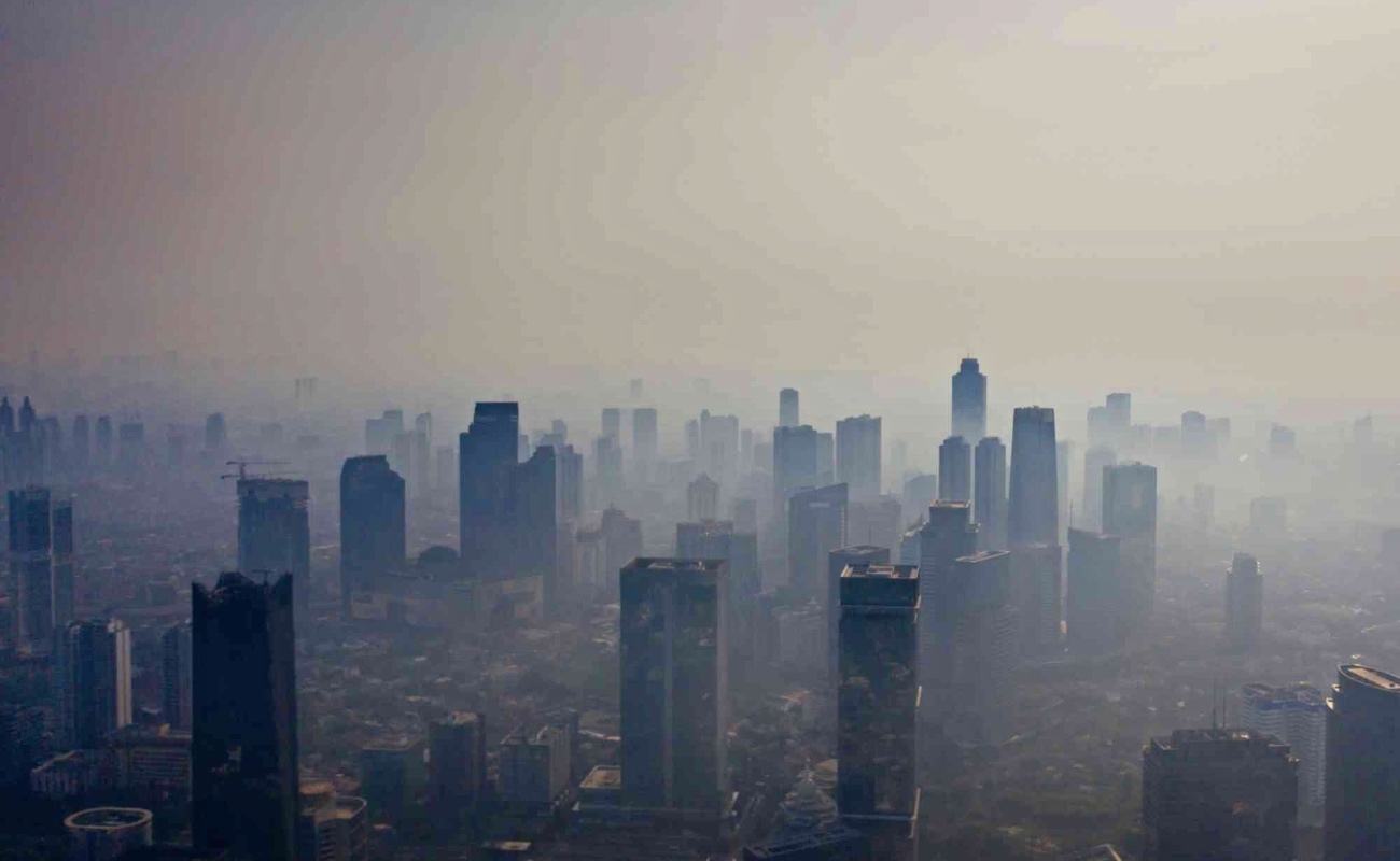 Una densa capa de smog cubre el distrito financiero de Beijing mientras los ciudadanos usan mascarillas para protegerse del aire contaminado.