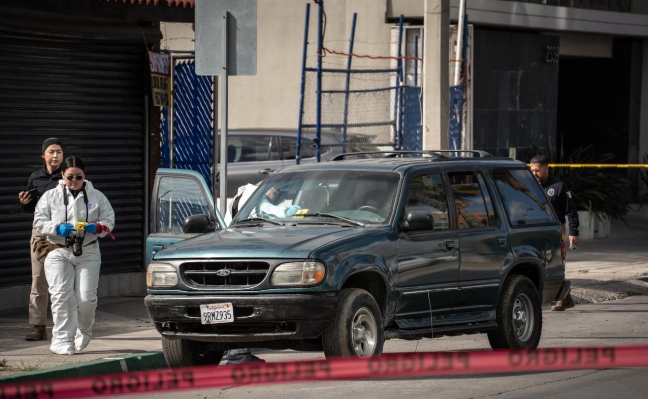 Una persona con huellas de violencia fue hallada sin vida al interior de un vehículo Ford Explorer.