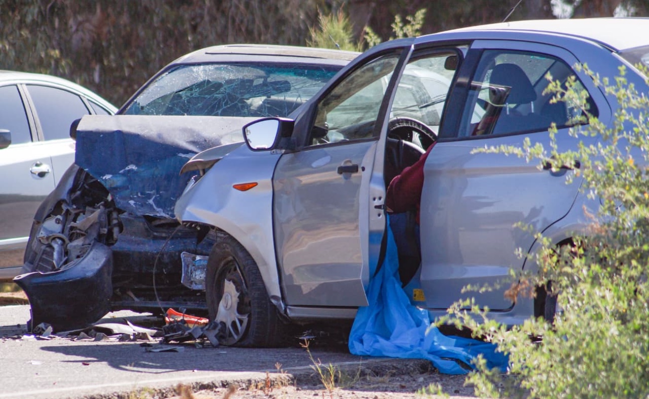 El percance ocurrió a la altura de la entrada al campo Las Campiñas, en el ejido Huirapuato, donde se reportó una colisión frontal entre dos vehículos.