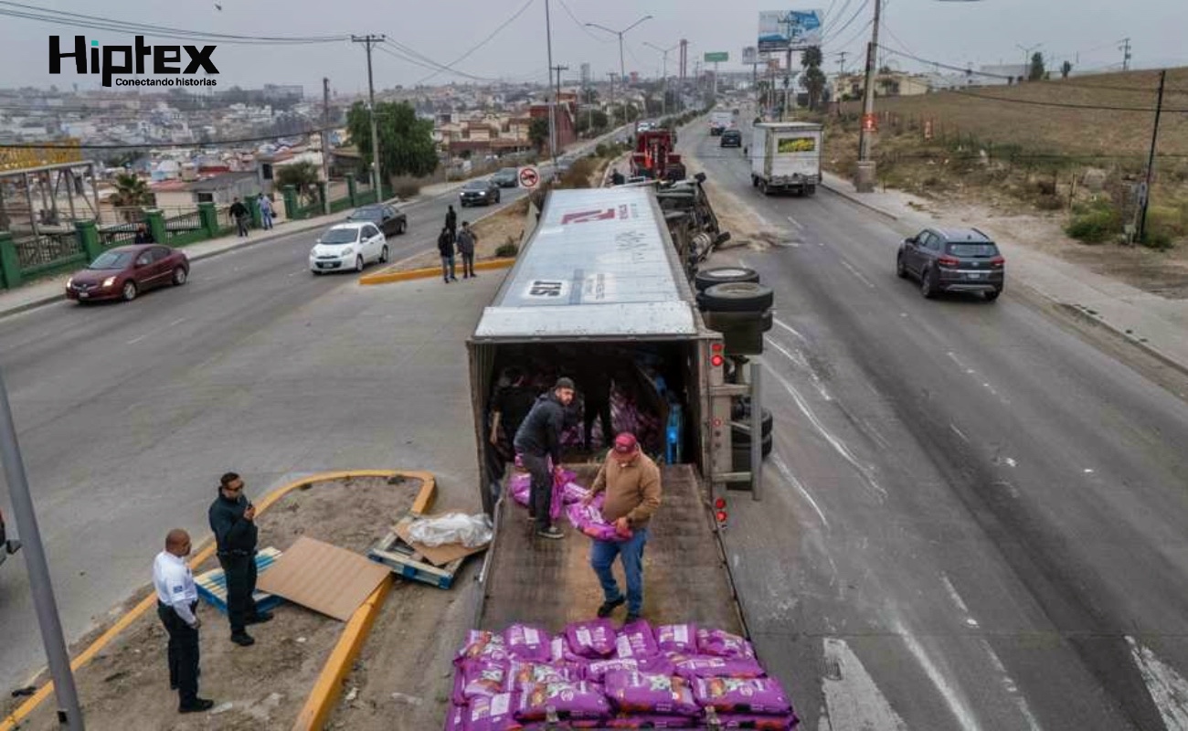Vuelca tráiler cargado con croquetas para gato en la entrada de Santa Fe