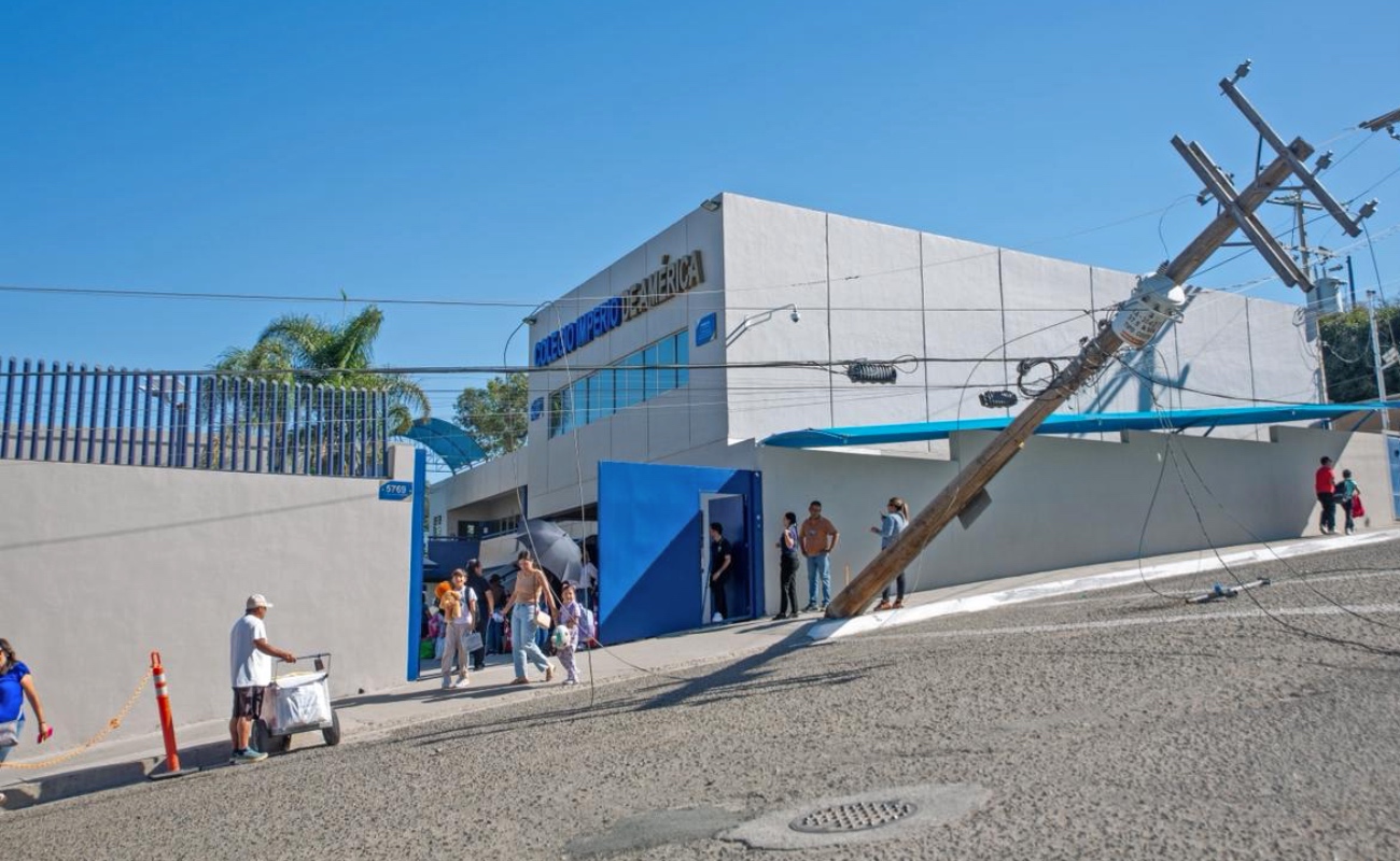 Tráiler derriba poste de cableado eléctrico frente a colegio