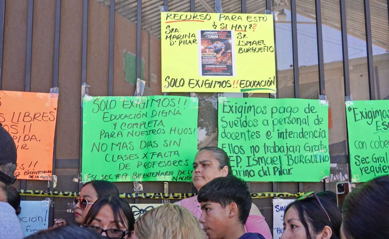 Por falta de maestros, padres de familia amenazan con impedir concierto de Carín León