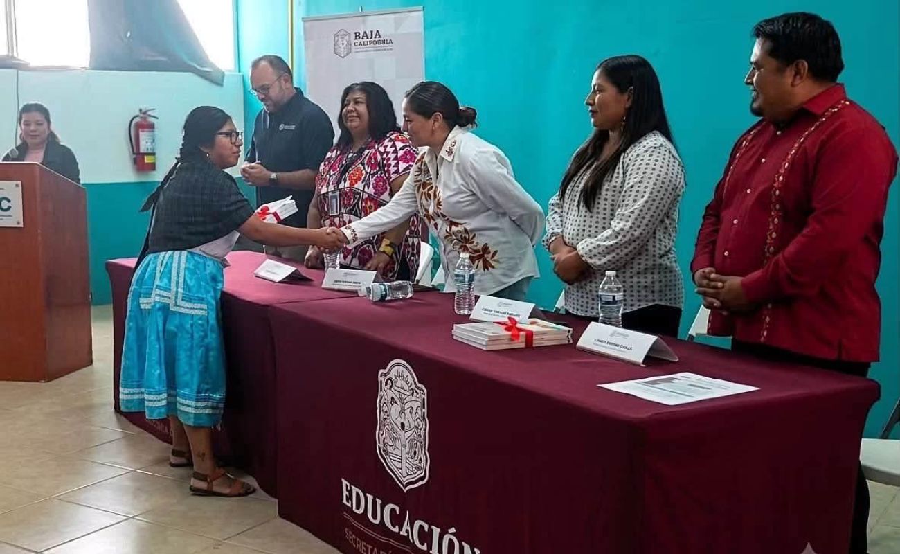 Entrega Secretaría de Educación en San Quintín libros de texto en lenguas indígenas