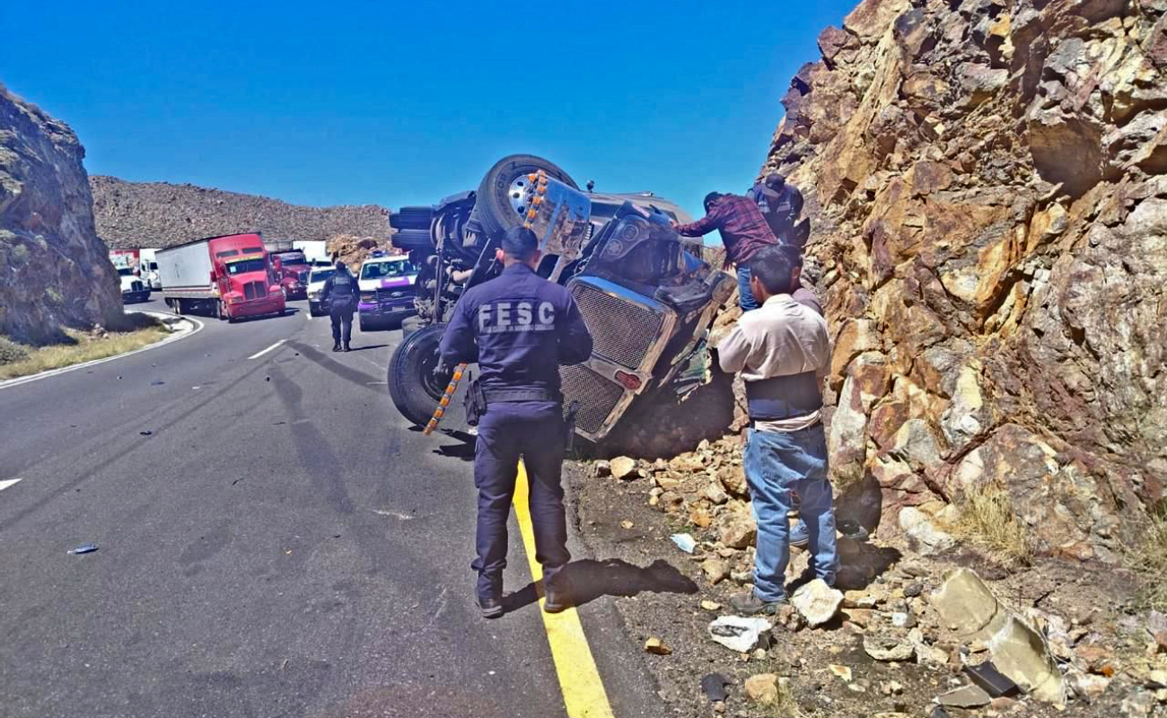 Agentes estatales auxilian a personas lesionadas tras volcadura en La Rumorosa