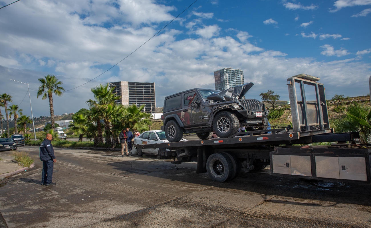 Accidente vehicular en Vía Rápida Poniente deja solo daños materiales
