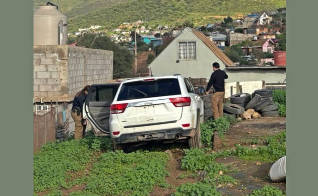Aseguran vehículo con reporte de robo tras cateo en Ensenada