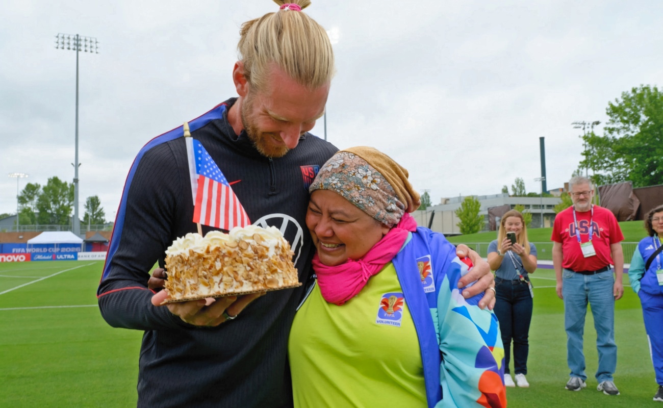 La heroína anónima Vera recibe un emotivo homenaje del capitán de Estados Unidos por su entrega desinteresada