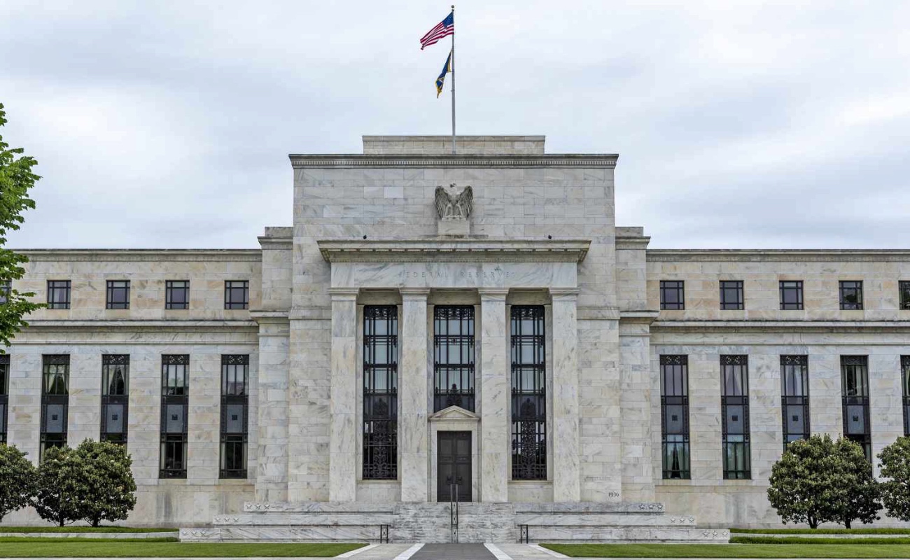 Los mercados reaccionaron positivamente ante señales de un posible recorte de tasas por parte de la Reserva Federal.