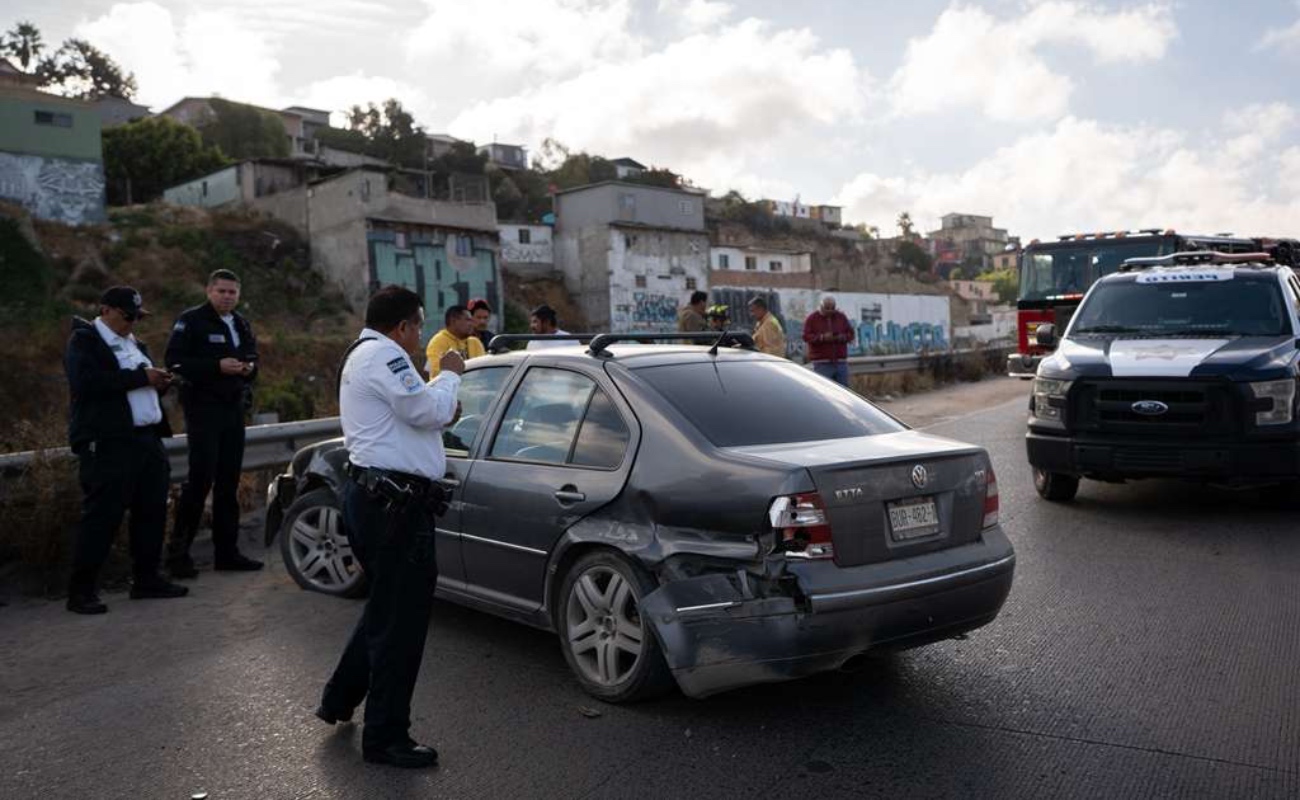 En la unidad viajaban dos hombres, quienes fueron atendidos en el lugar, resultaron ilesos.